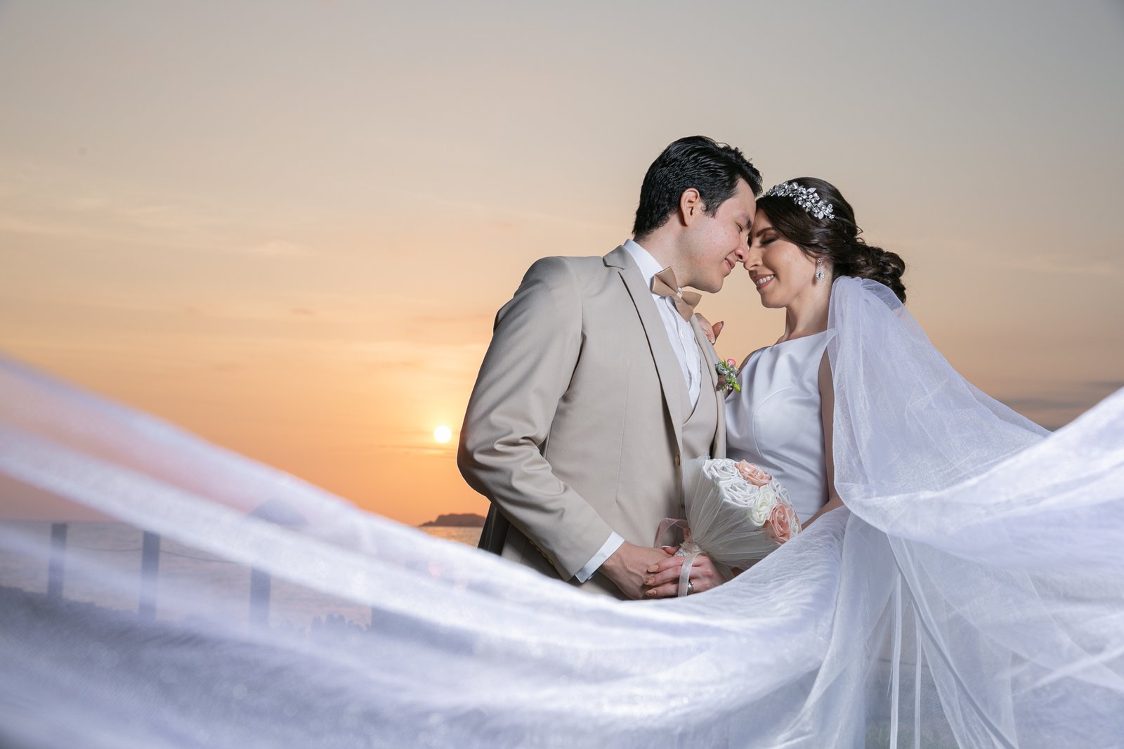 Pareja de novios al atardecer